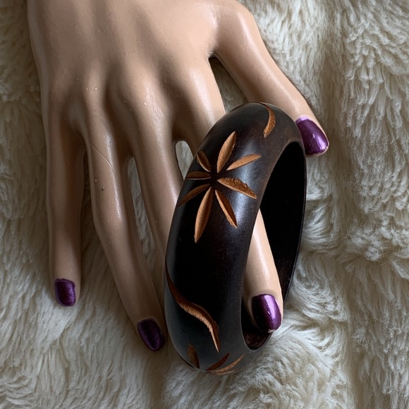 Vintage carved wood star flower bangle bracelet - Picture 8 of 9